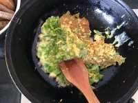 自制青椒鸡蛋饼做法图解10)