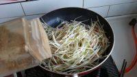 家常菜胡萝卜炒豆芽做法图解7)