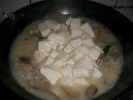 香气浓郁的鱼头豆腐汤