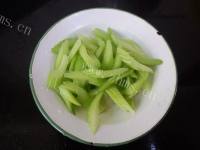 美味的西芹虾仁拌黑豆腐竹做法图解3)