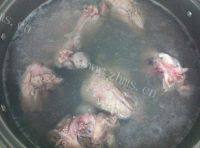 「美味可口」土茯苓扁豆大骨汤做法图解3)