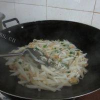 家常虾米炒萝卜做法图解11)