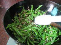 家常菜四季豆炒肉丝做法图解8)