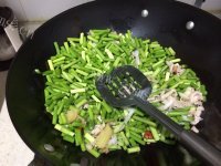 家常菜蒜薹炒肉做法图解5)