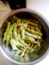 家常菜排骨炖豆角做法图解2)