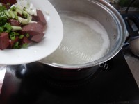 美味的菠菜猪血粥做法图解4)