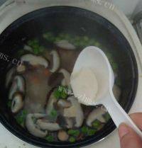 妈妈教我做猪油香菇鸡肉粥做法图解5)