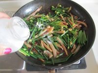 美味的酱爆鱿鱼韭菜花做法图解7)