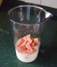 自制水蜜桃奶昔做法图解3)