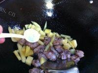 质嫩的土豆焖排骨做法图解7)