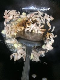家常菜黄瓜炒金针菇做法图解4)