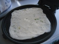 美味的葱花油饼做法图解12)
