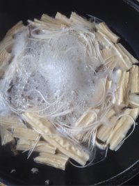 美味的麻汁腐竹面做法图解4)