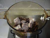 在家做茶树菇排骨汤做法图解4)