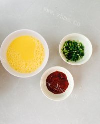 热腾腾的鸡蛋酱拌面做法图解2)