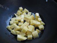 色味俱全的土豆焖牛肉做法图解3)