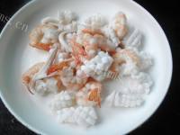 美味的海鲜豆腐煲做法图解6)