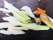 家常菜酸辣包菜丝做法图解2)
