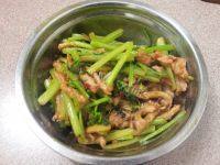 家常芹菜炒猪肉