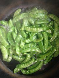 家常菜荷兰豆炒腊肠做法图解5)