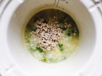 好吃的青豆瘦肉小米粥做法图解7)