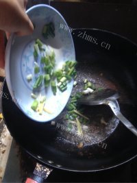 家常菜辣椒炒肉做法图解4)