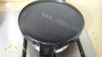 家常香脆芝麻鸡蛋卷做法图解8)