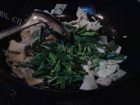 简易的韭菜炒豆皮做法图解6)