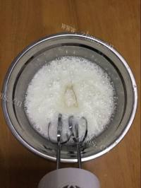 自制原味戚风蛋糕做法图解7)