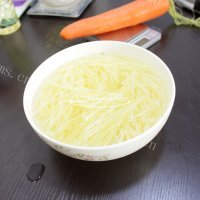 家常菜胡萝卜炒土豆丝做法图解1)