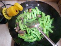 家常菜牛肉炒荷兰豆做法图解7)