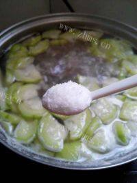 美味的丝瓜花蛤汤做法图解6)