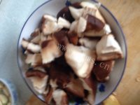 色香味俱全的香菇油菜做法图解4)