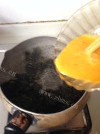 热腾腾的紫菜蛋花汤做法图解8)