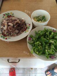 家常菜青椒炒鱿鱼丝做法图解1)