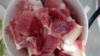 色泽鲜亮的蒜苔炒肉片做法图解2)