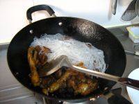 家常菜鸡肉炖粉条做法图解6)