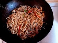 美味的海鲜炒面做法图解13)