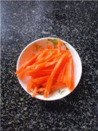 家常菜芹菜炒肉丝做法图解2)