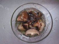 家常菜芹菜木耳炒肉做法图解2)