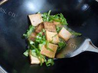 家常菜青椒炒豆腐做法图解7)