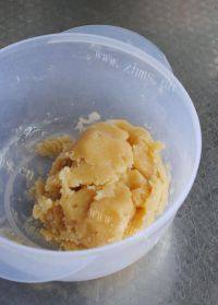 自制广式红豆月饼做法图解4)