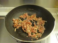 珍馐美味的蒜薹炒肉丝做法图解3)