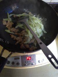 家常菜芹菜炒肉丝做法图解3)
