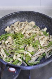 家常菜青椒炒豆腐皮
