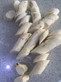 美味鲫鱼山药汤做法图解2)