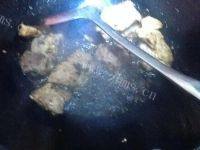 家常菜土豆烧排骨做法图解4)