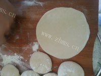 美味的芹菜猪肉馅饼做法图解3)