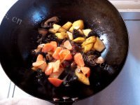 色泽鲜亮的红烧肉炖土豆做法图解5)