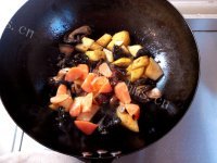 色泽鲜亮的红烧肉炖土豆的做法图解五